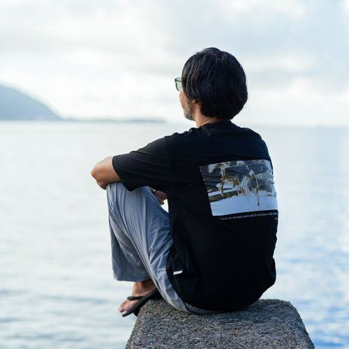 ahonui   |  BACK PHOTO PRINT S/S T-SHIRT
